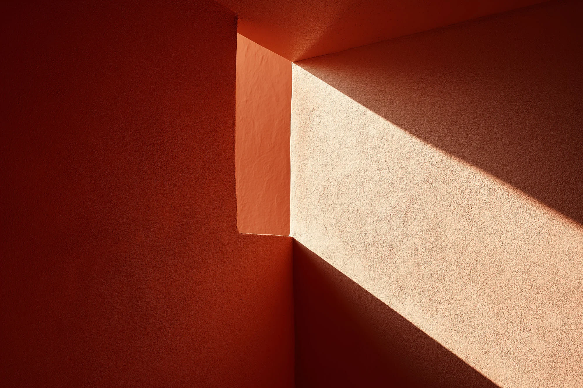 Fissure de lumière dans une surface sombre